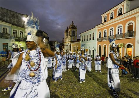 Carnaval de Salvador 2013: Uma explosão de cultura popular afro-brasileira e celebração da música baiana na era digital